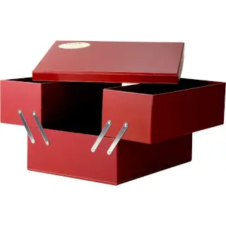 Boîte à Outils : Boîte à Outils rouge estampillée Chateau Rioublanc. Parfaite pour 3 bouteilles (au fond) et 7-8 articles. (33cm × 25cm × 20cm)