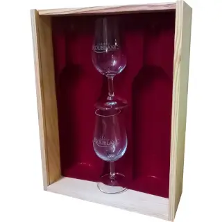 caisse bois 2 blles + 2 verres : Caisse Bois 2 bouteilles à couvercle transparent + 2 verres à dégustation en cristallin, gravés “Château Rioublanc” (35cm × 27cm × 9cm)