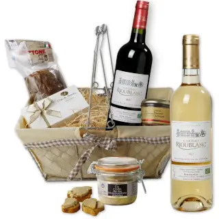 panier osier garni de vins de bordeaux et gourmandises sucrées