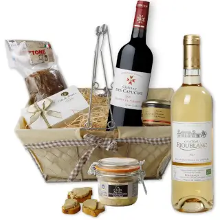 panier osier garni de vins de bordeaux et gourmandises sucrées