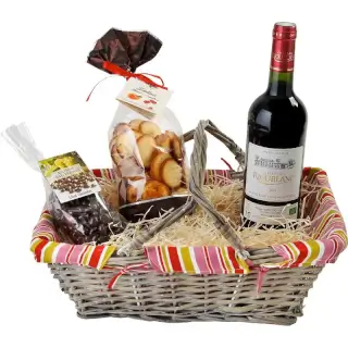 panier tissu avec bouteille bordeaux bio et, chocolats et sablés