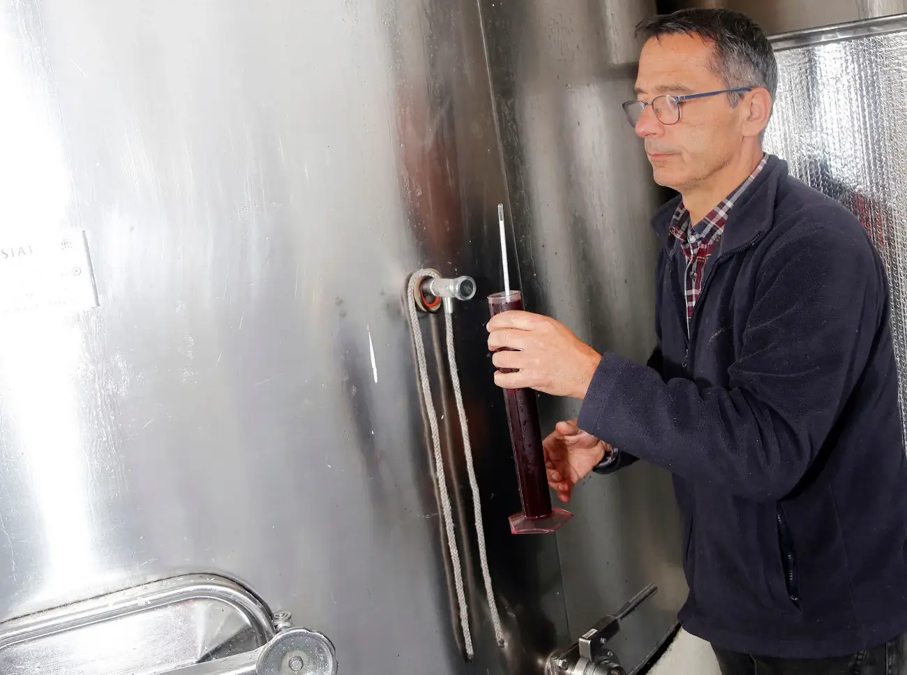 Philippe Carretero ingénieur oenologue pendant les vinification en rouge